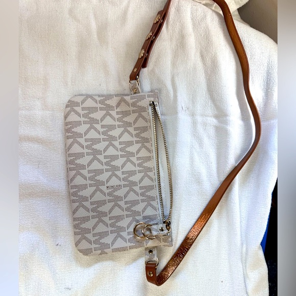 Michael Kors small Fanny pack. - Picture 1 of 3